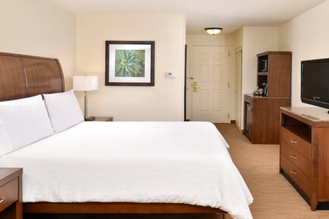Hilton Garden Inn Addison Exteriör bild