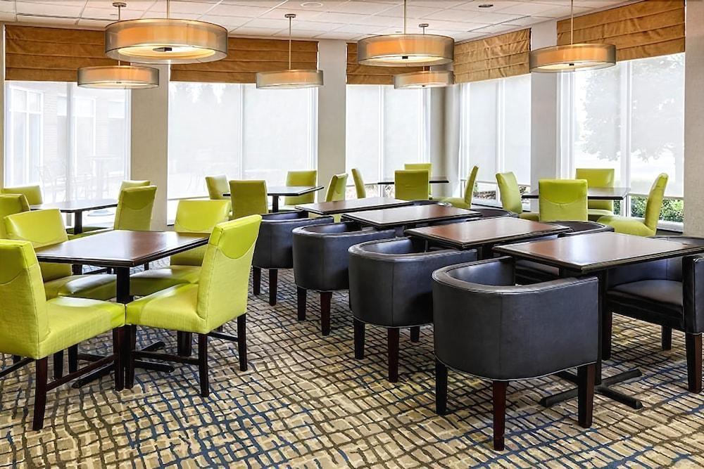 Hilton Garden Inn Addison Exteriör bild