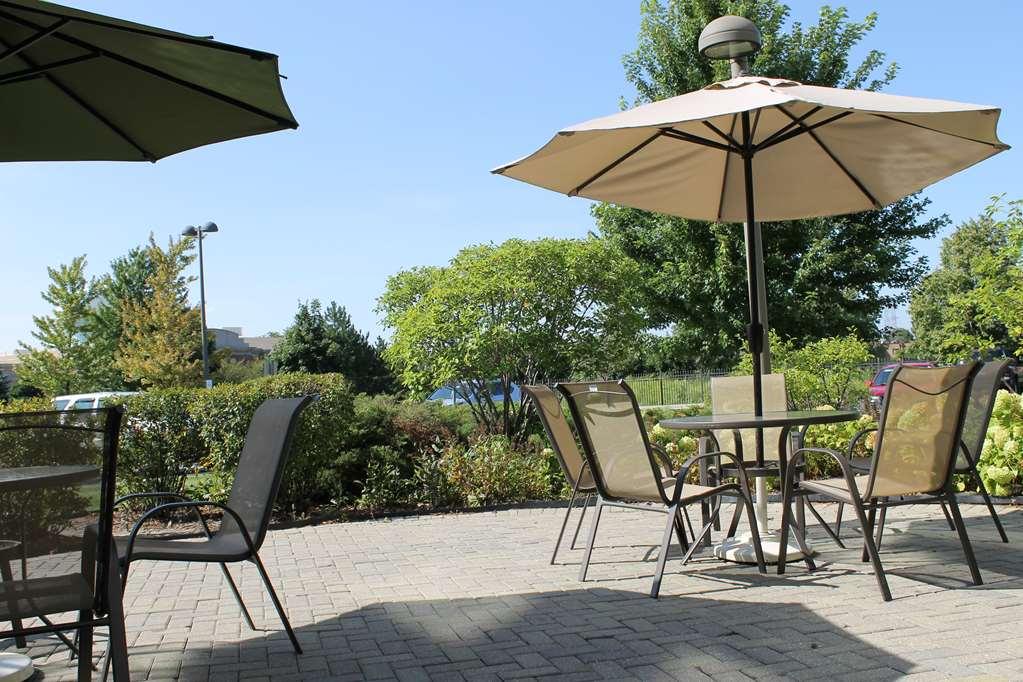 Hilton Garden Inn Addison Exteriör bild