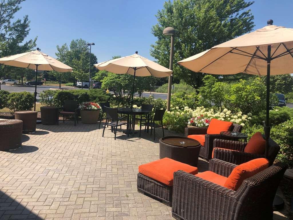 Hilton Garden Inn Addison Exteriör bild