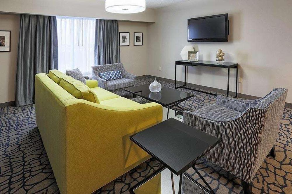 Hilton Garden Inn Addison Exteriör bild