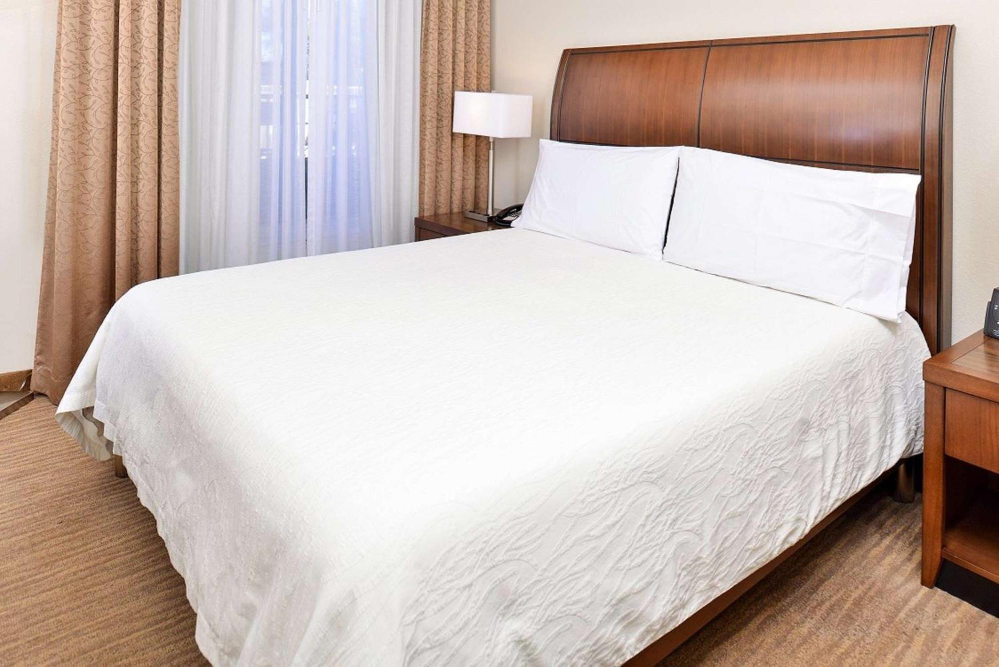 Hilton Garden Inn Addison Exteriör bild