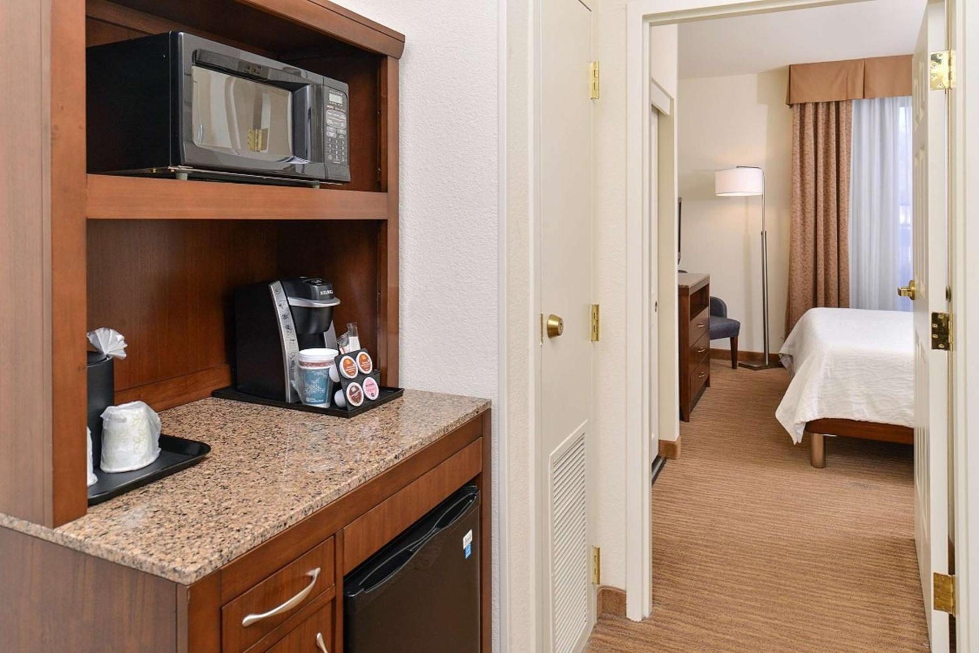Hilton Garden Inn Addison Exteriör bild