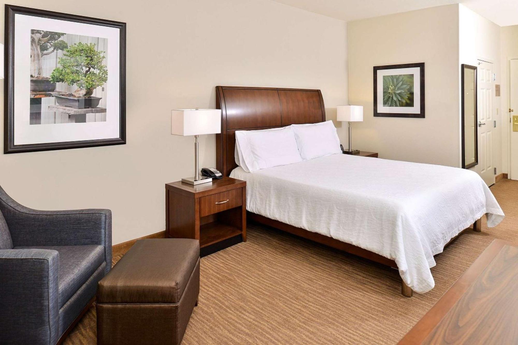 Hilton Garden Inn Addison Exteriör bild