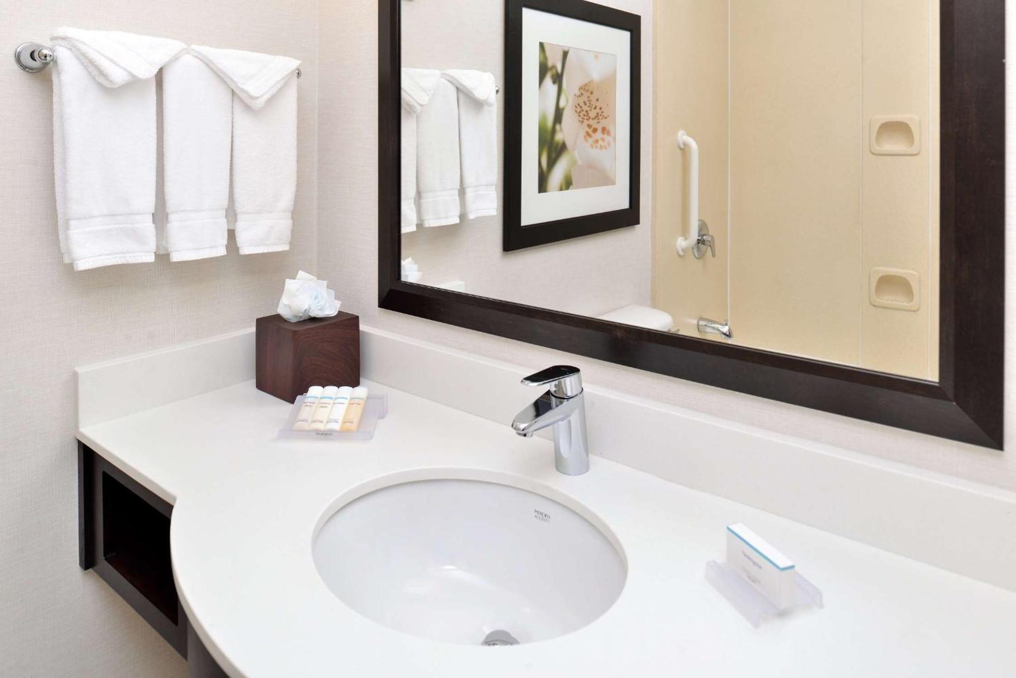 Hilton Garden Inn Addison Exteriör bild