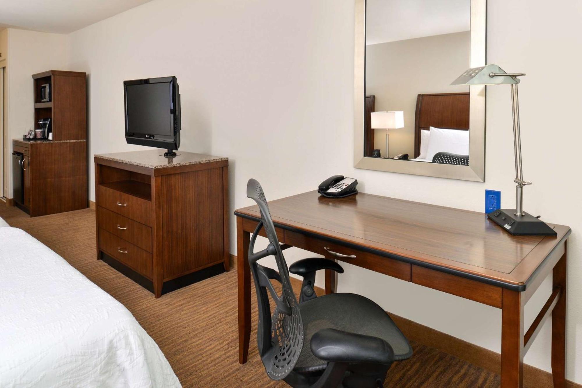 Hilton Garden Inn Addison Exteriör bild