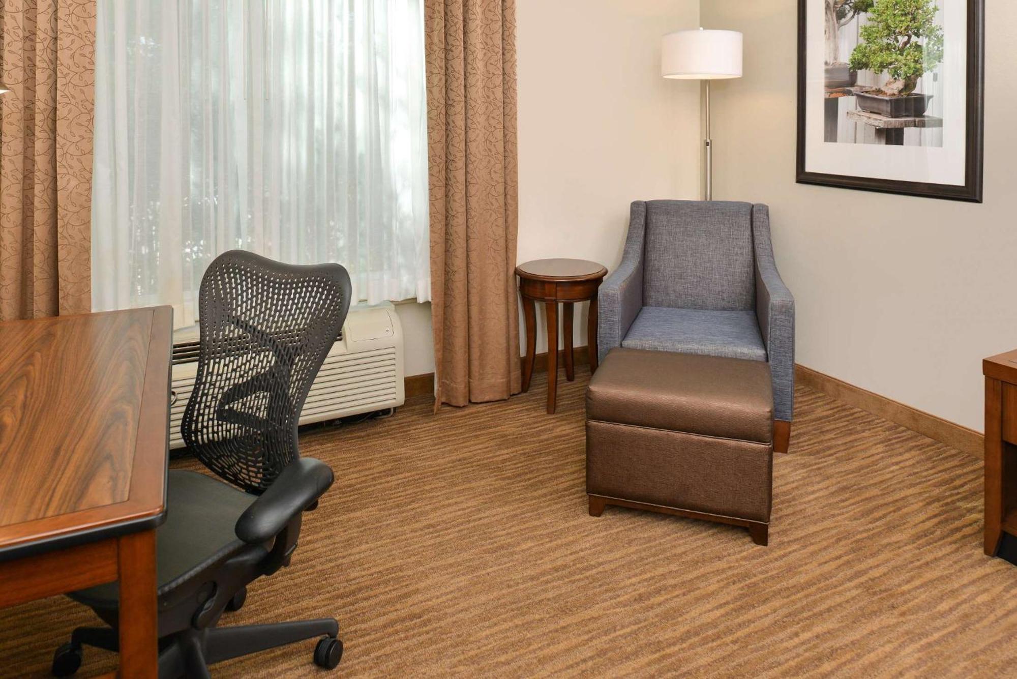Hilton Garden Inn Addison Exteriör bild