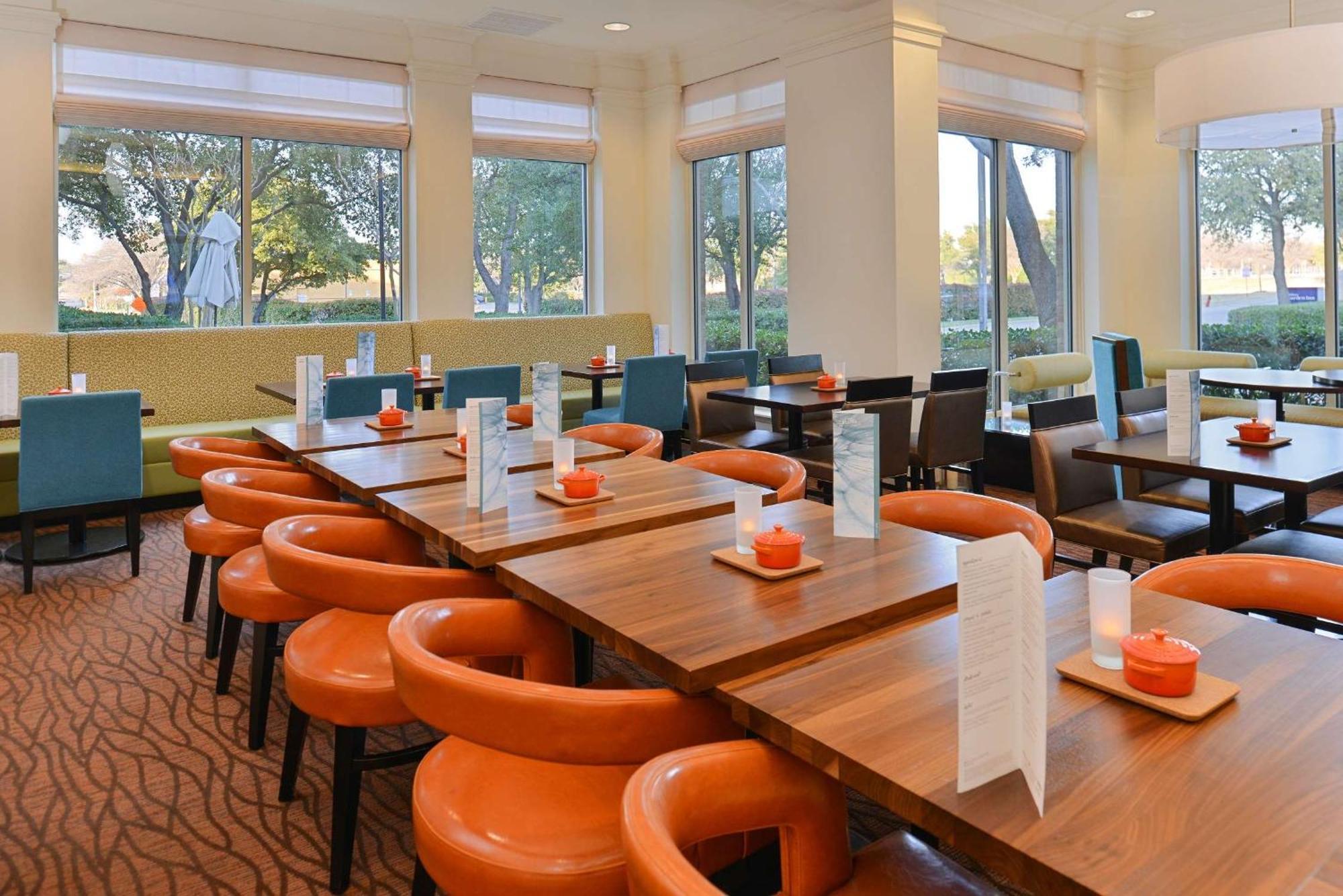 Hilton Garden Inn Addison Exteriör bild