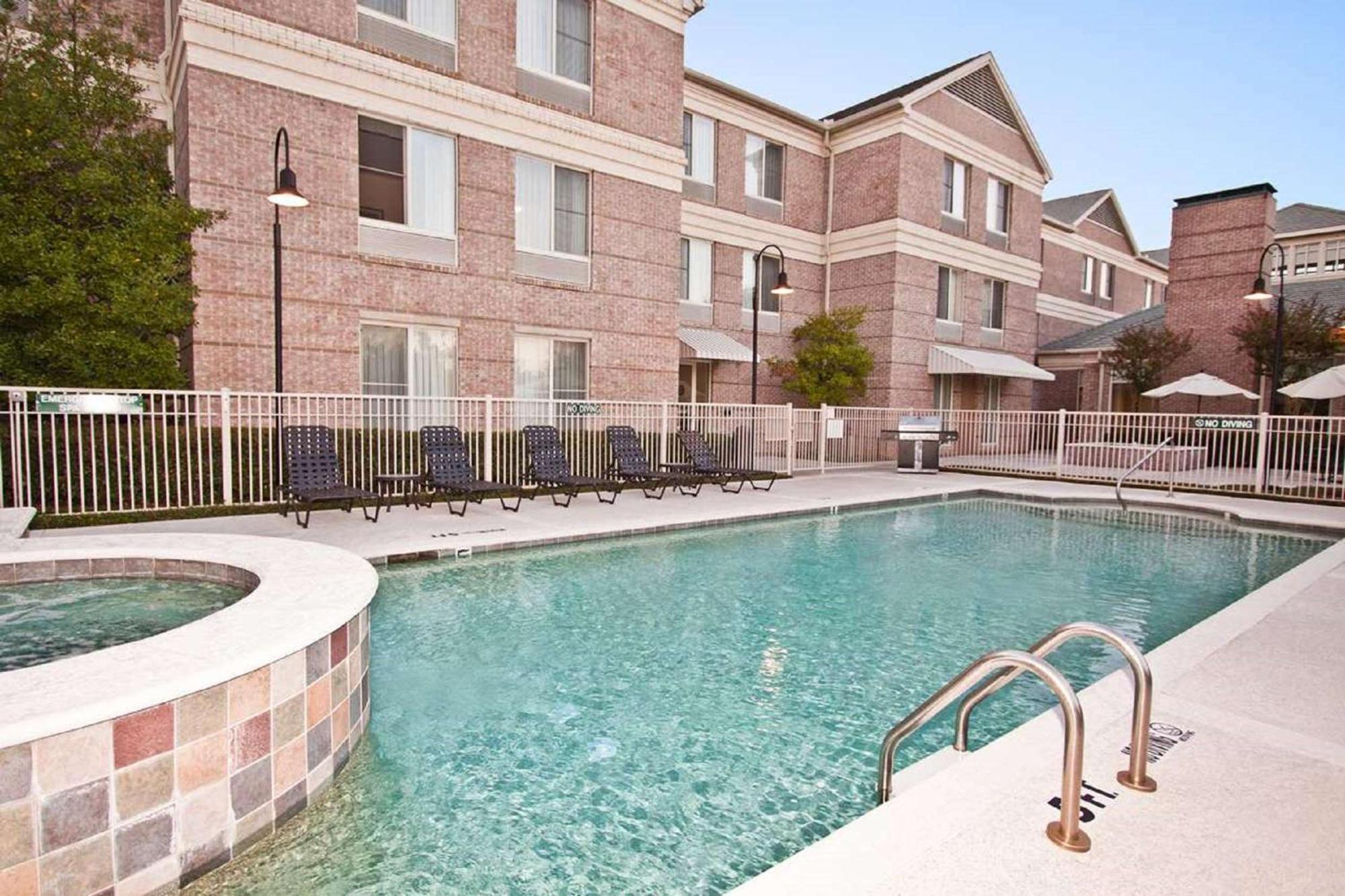 Hilton Garden Inn Addison Exteriör bild