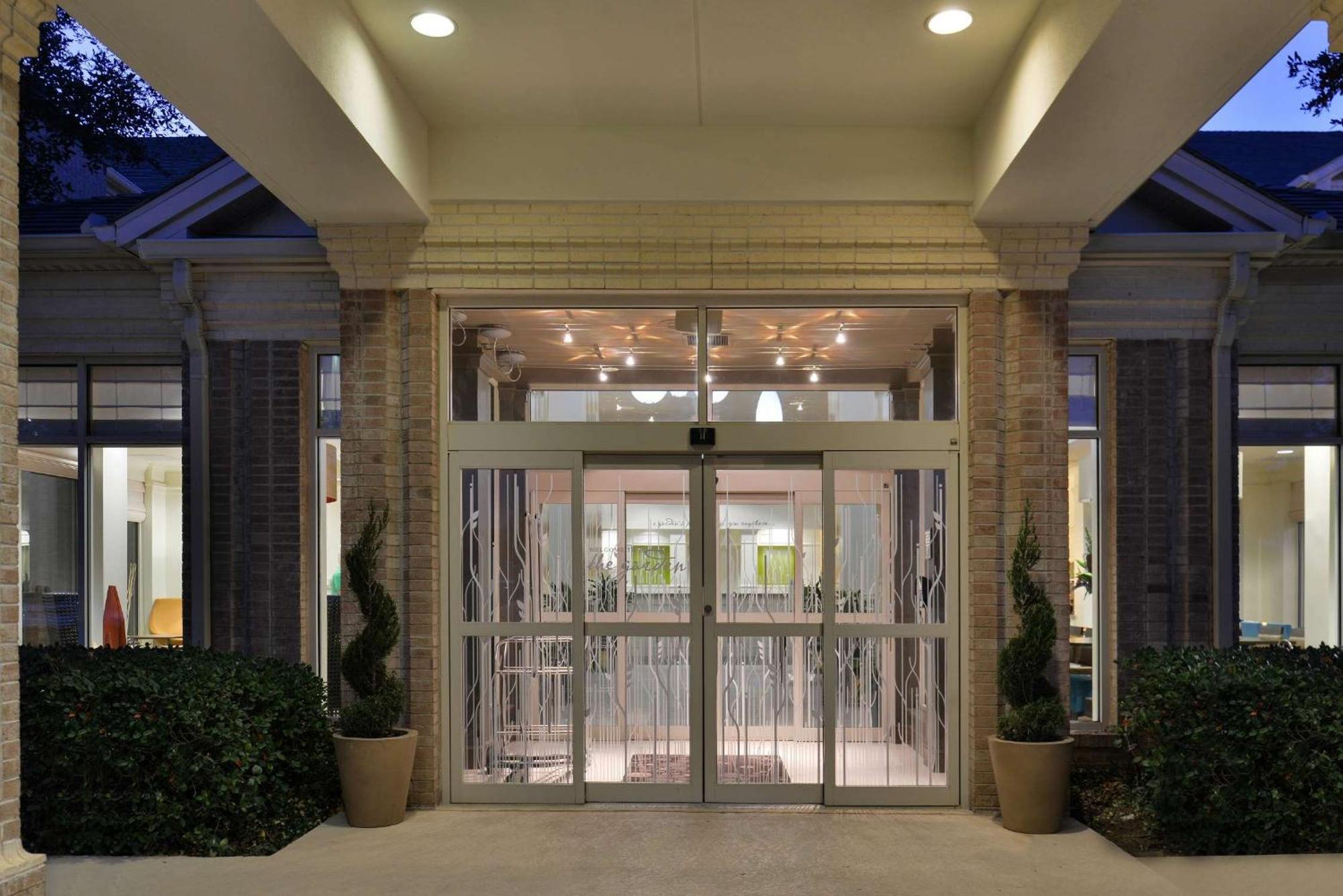 Hilton Garden Inn Addison Exteriör bild