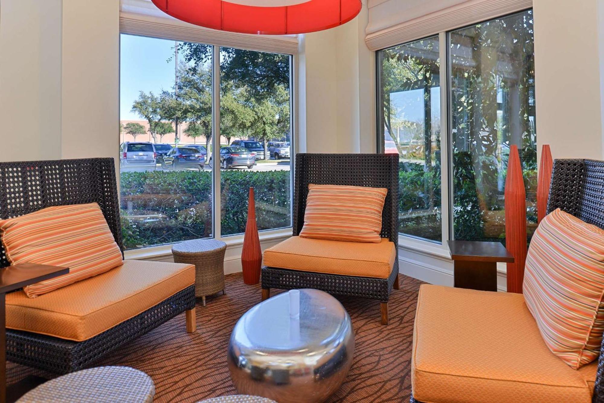 Hilton Garden Inn Addison Exteriör bild